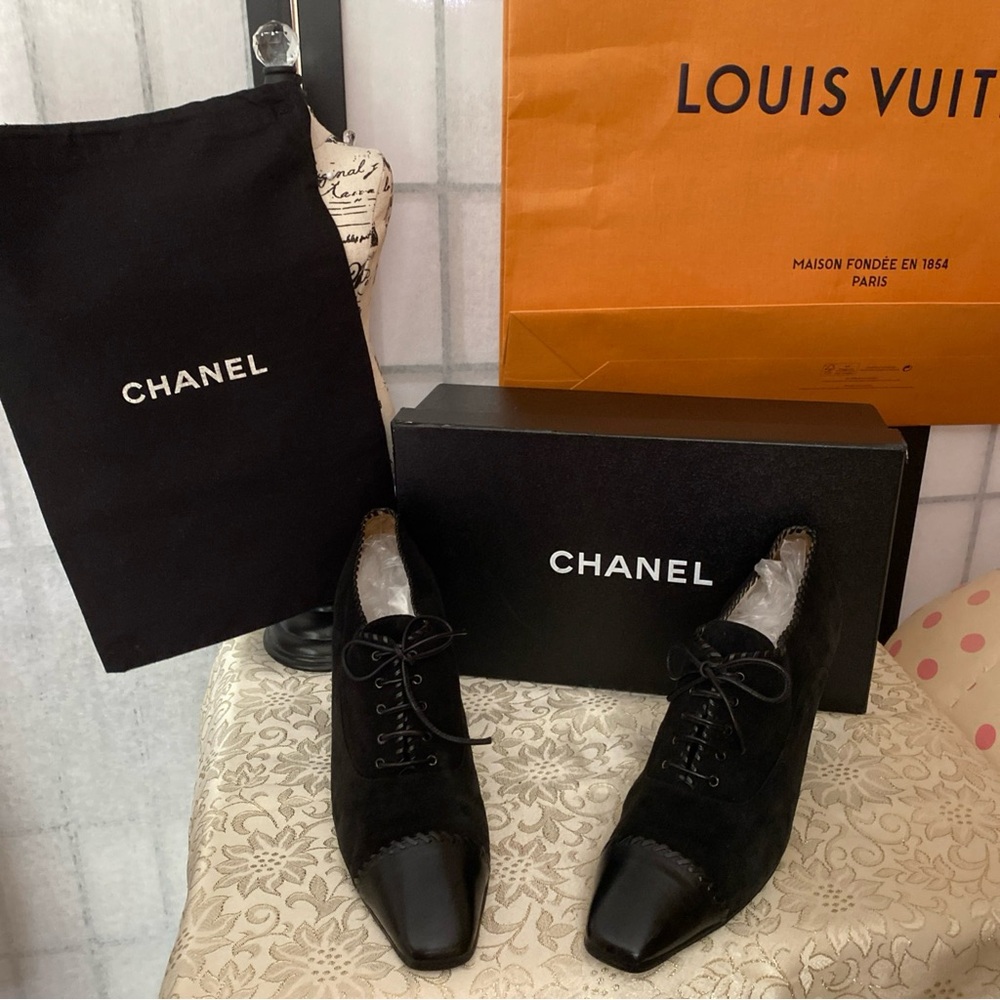 CHANEL Victorian Black Heels Sophisticated Elegance 38.5 (8-8.5 US) Runs Narrow